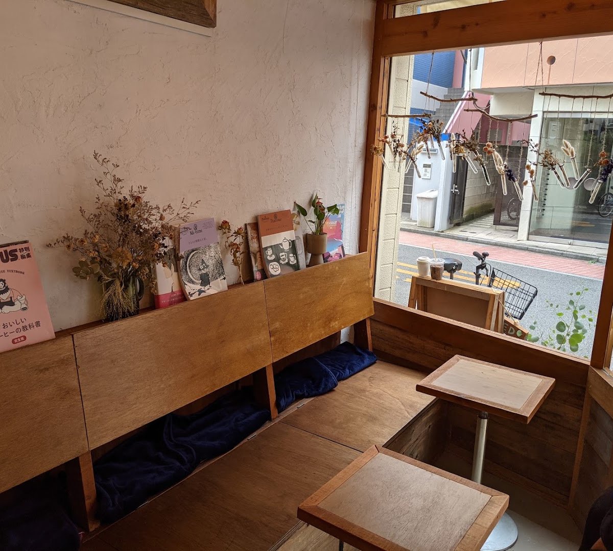 Interior of Rowans coffee ロワンズコーヒー, specialty coffee shop in Tokyo