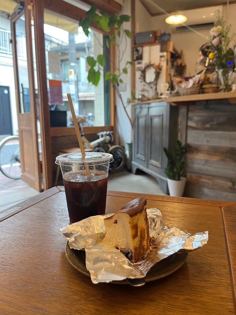 Interior of Rowans coffee ロワンズコーヒー, specialty coffee shop in Tokyo