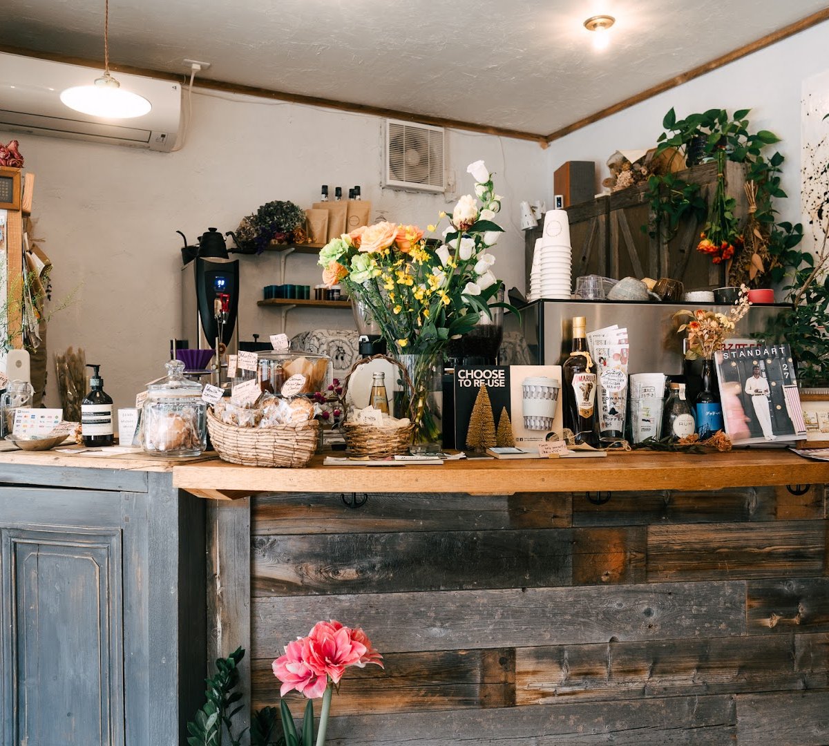Interior of Rowans coffee ロワンズコーヒー, specialty coffee shop in Tokyo