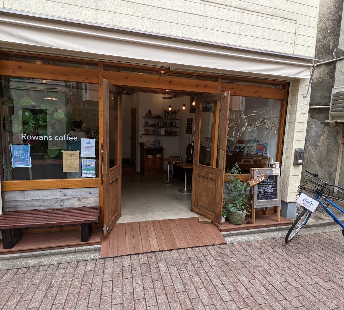 Storefront of Rowans coffee ロワンズコーヒー, specialty coffee shop in Tokyo