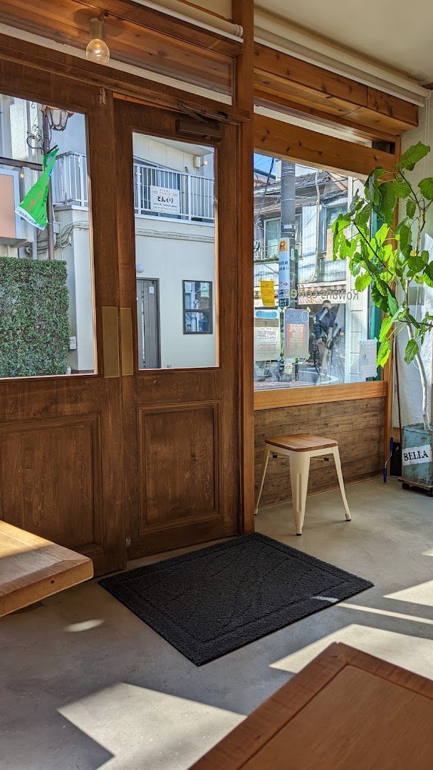 Interior of Rowans coffee ロワンズコーヒー, specialty coffee shop in Tokyo