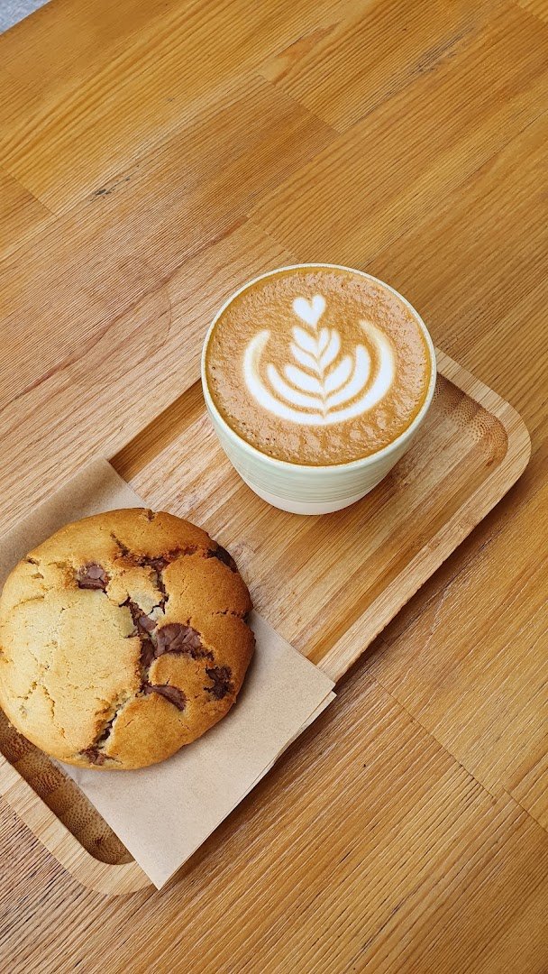 Coffee at Omsom Coffee Roasters, specialty coffee shop in Athens