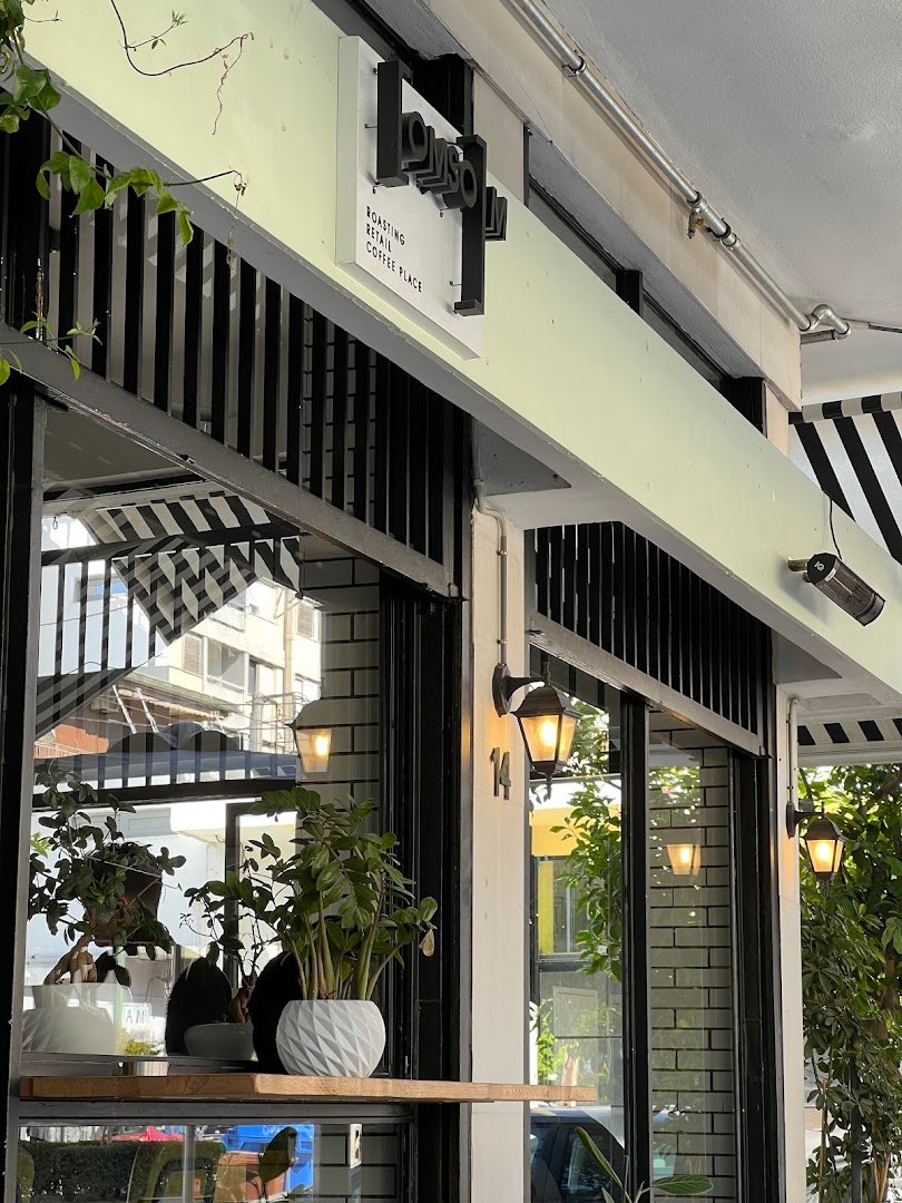 Storefront of Omsom Coffee Roasters, specialty coffee shop in Athens