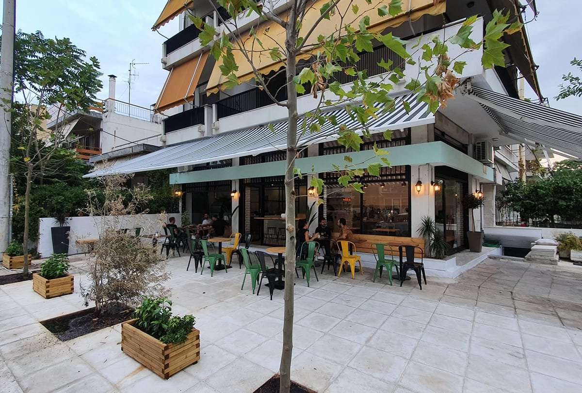 Storefront of Omsom Coffee Roasters, specialty coffee shop in Athens
