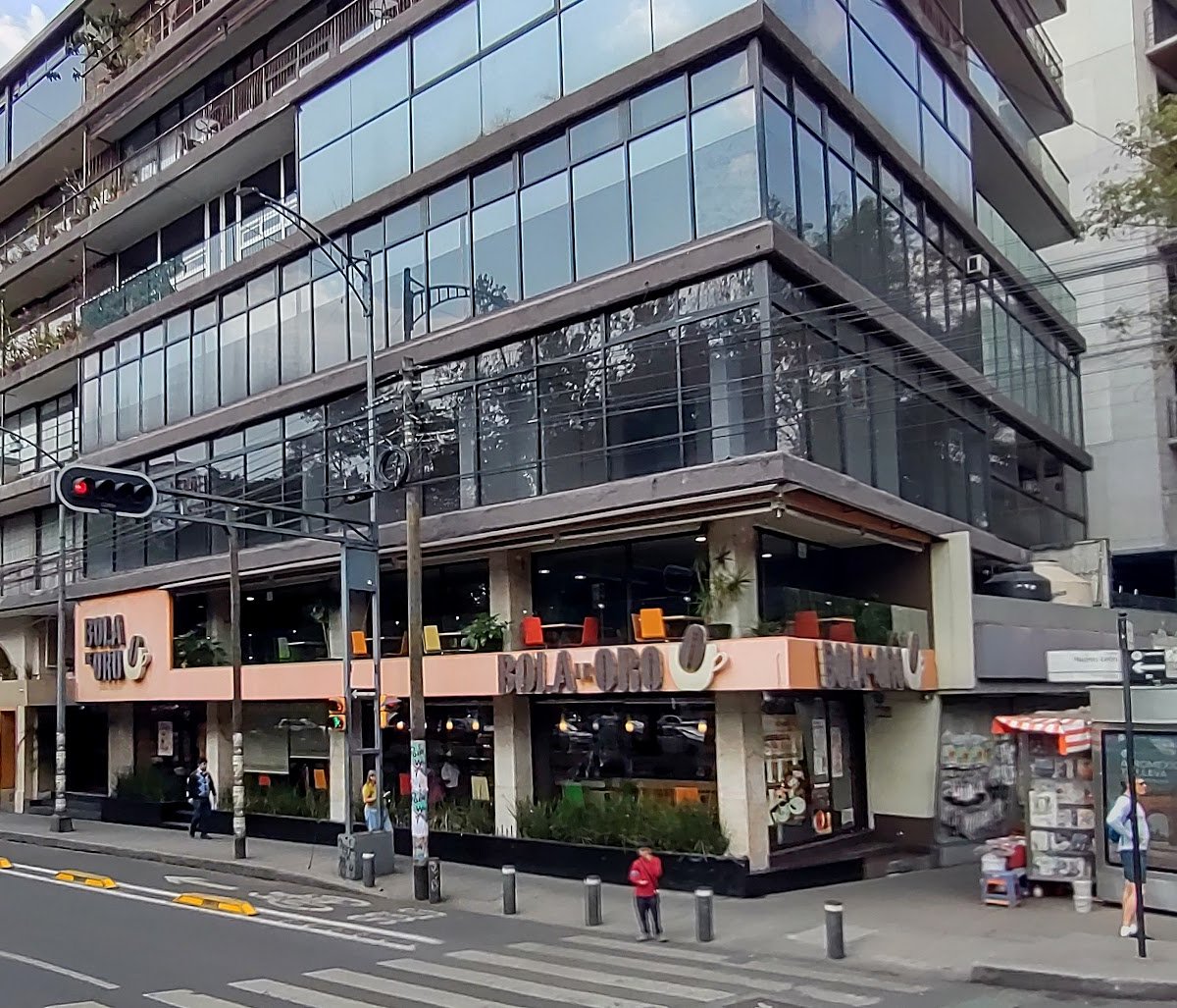 Storefront of Bola de Oro, specialty coffee shop in Mexico City
