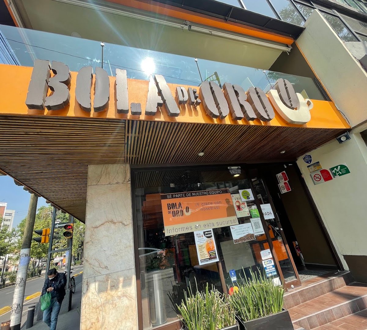 Storefront of Bola de Oro, specialty coffee shop in Mexico City