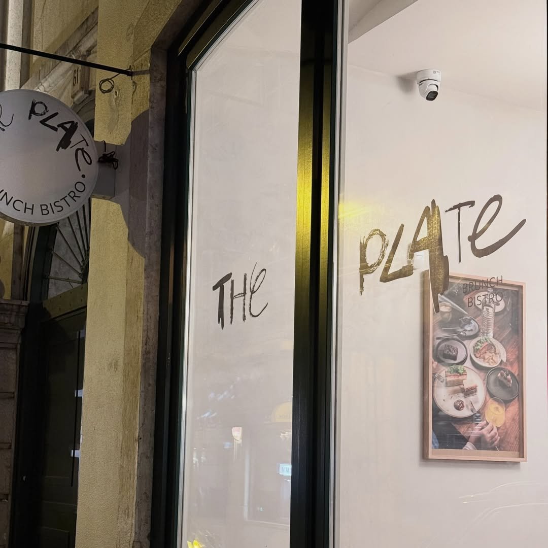 Signage at The Plate Brunch Bistro, specialty coffee shop in Lisbon