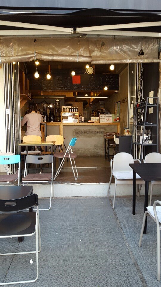 Storefront of Honest Coffee, specialty coffee shop in Seoul