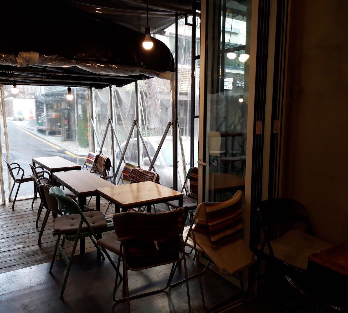 Interior of Honest Coffee, specialty coffee shop in Seoul