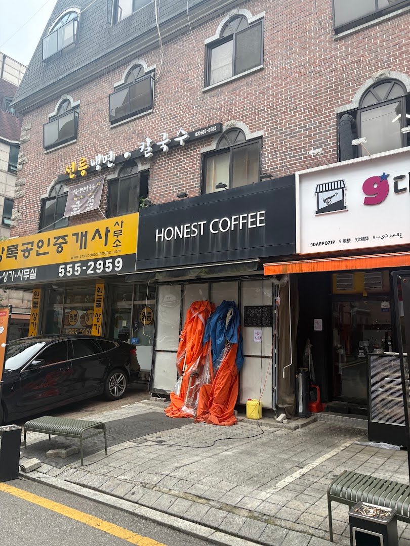 Storefront of Honest Coffee, specialty coffee shop in Seoul