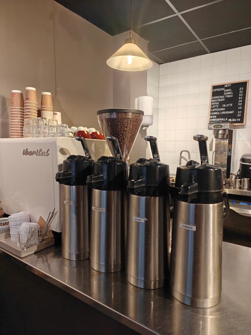 Interior of Höga Kusten Kaffe Rosteri, specialty coffee shop in Stockholm