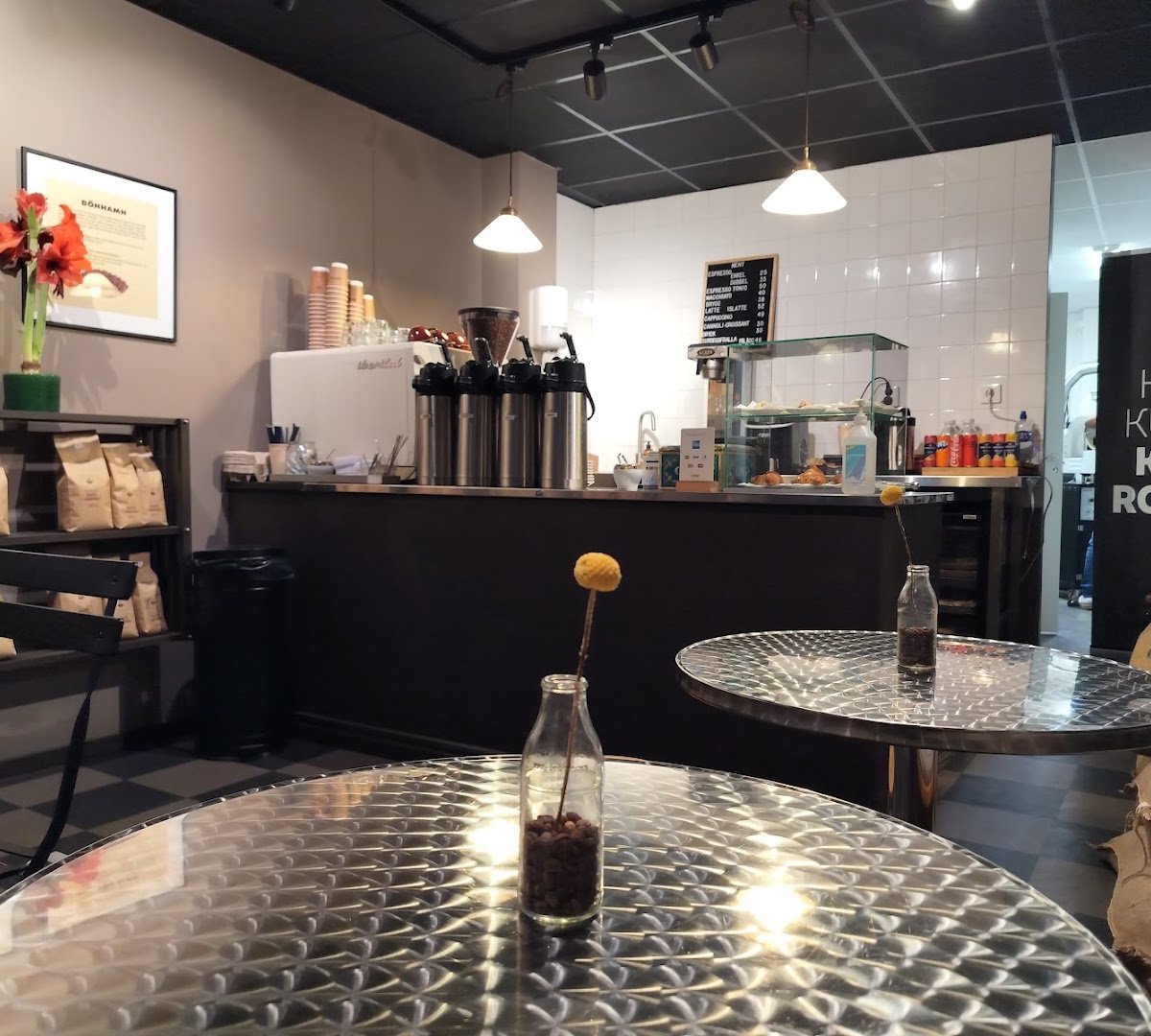 Interior of Höga Kusten Kaffe Rosteri, specialty coffee shop in Stockholm