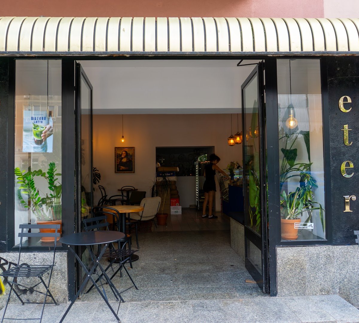 Storefront of eter, specialty coffee shop in Warsaw