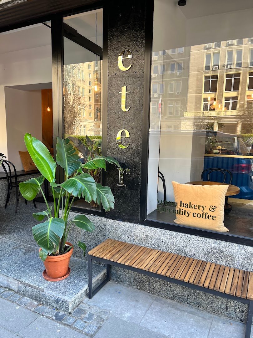 Storefront of eter, specialty coffee shop in Warsaw
