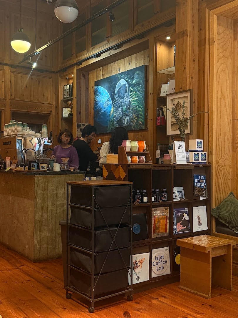 Interior of Islet Coffee Lab, specialty coffee shop in Hong Kong