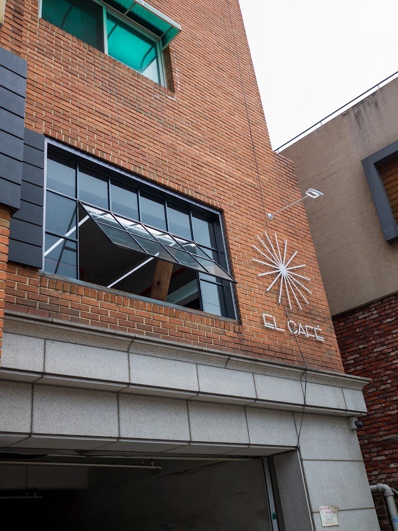 Storefront of EL CAFE coffee roasters, specialty coffee shop in Seoul