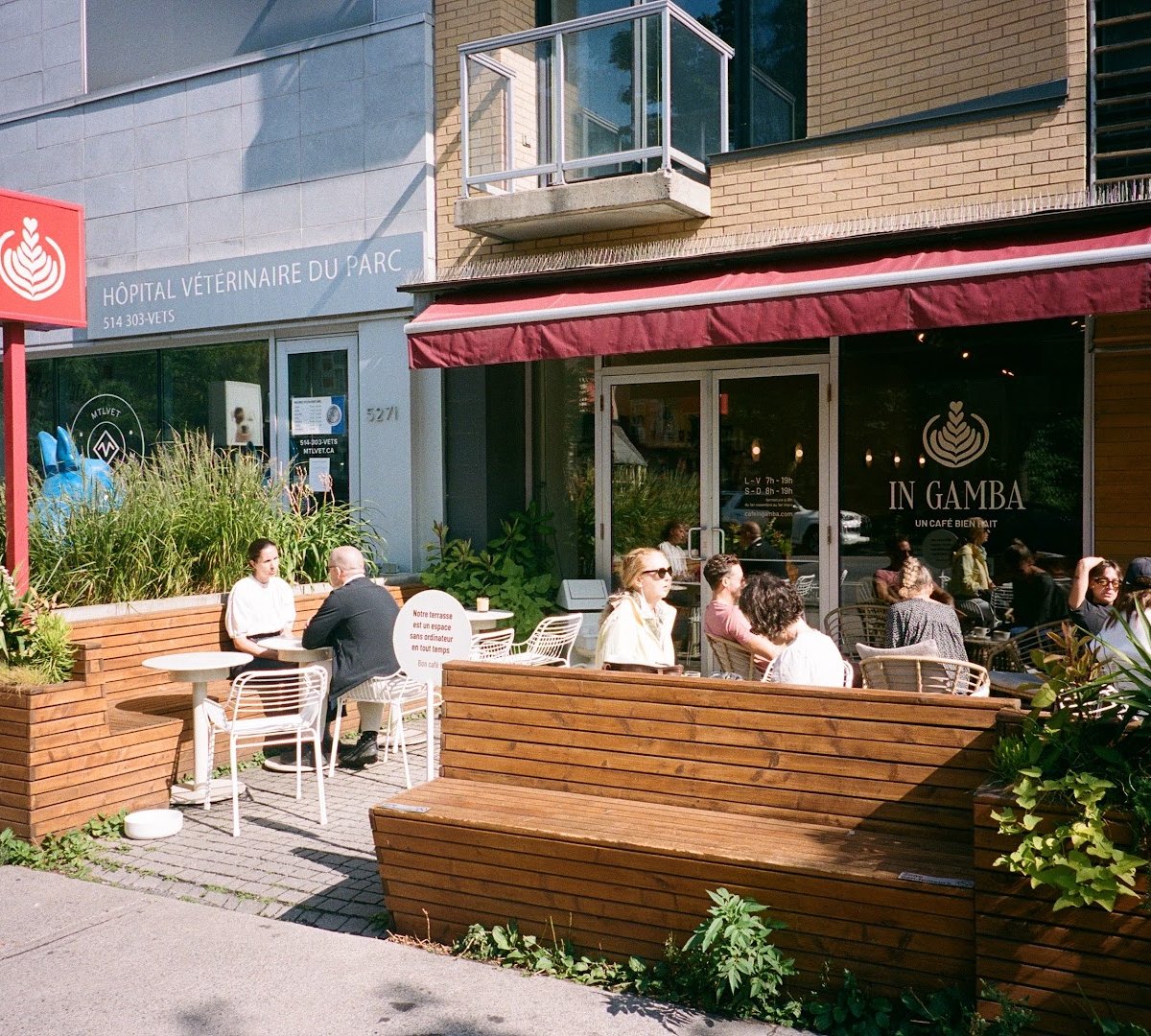 Storefront of Café In Gamba Parc, specialty coffee shop in Montreal