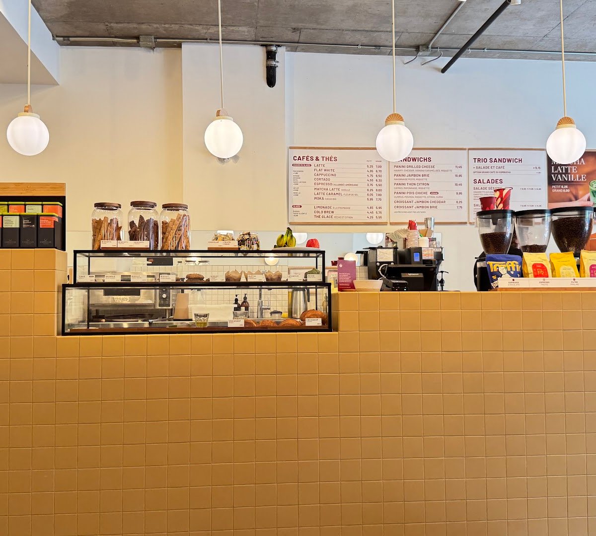 Interior of Café In Gamba Parc, specialty coffee shop in Montreal