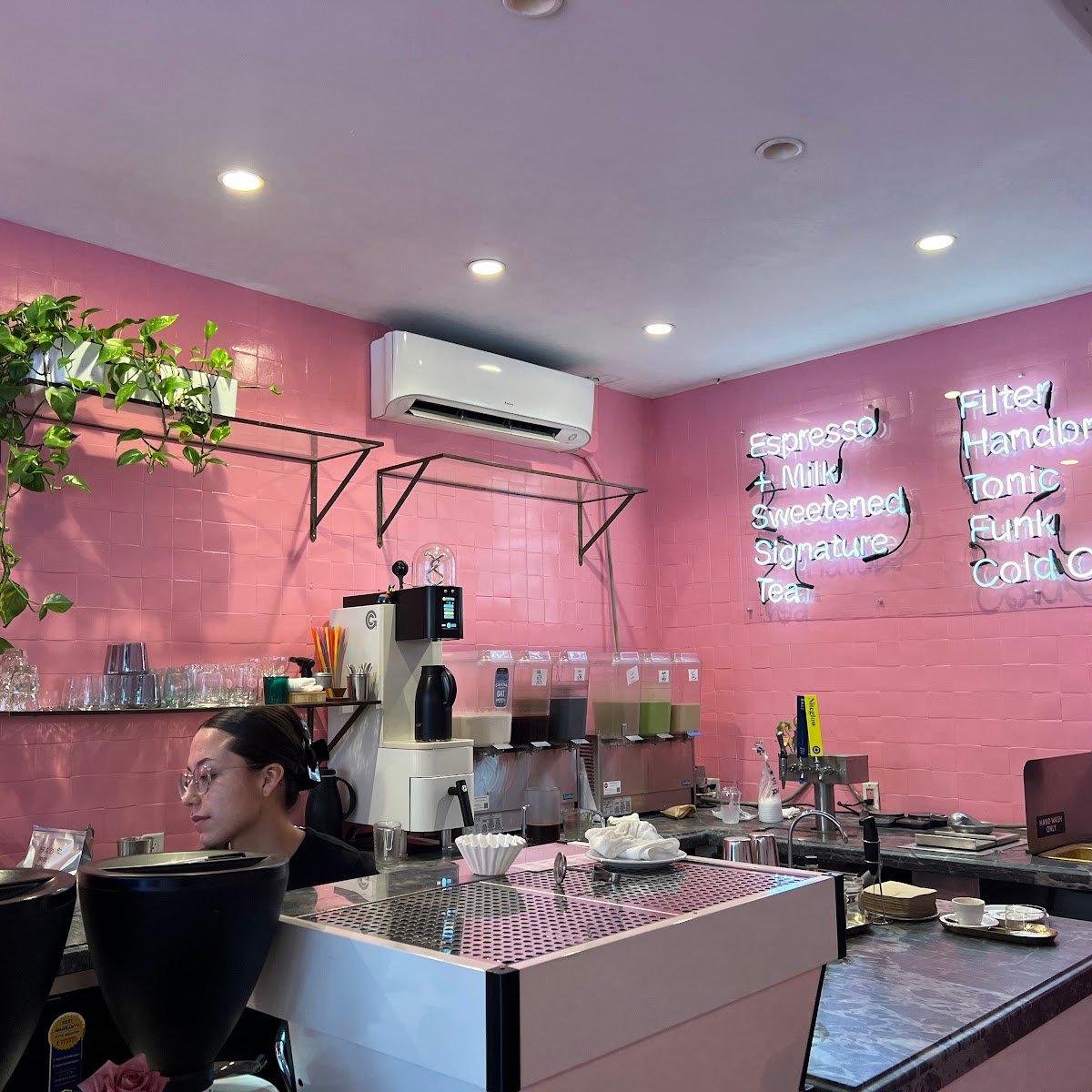 Dayglow specialty coffee shop in Los Angeles - photo 9