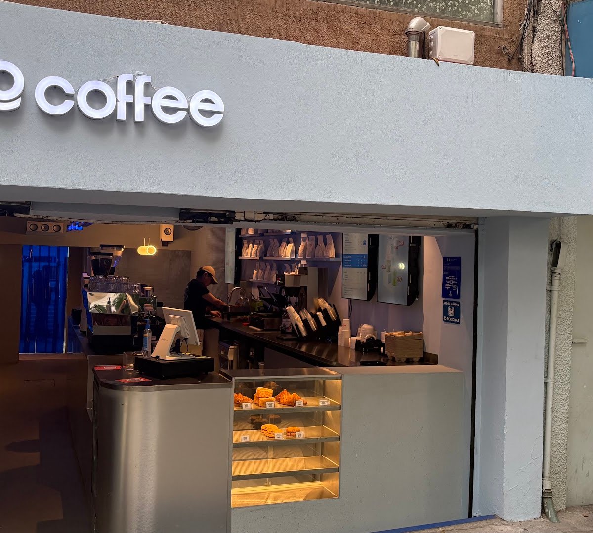 Storefront of MOMO Coffee - Jardín de Arte, specialty coffee shop in Mexico City