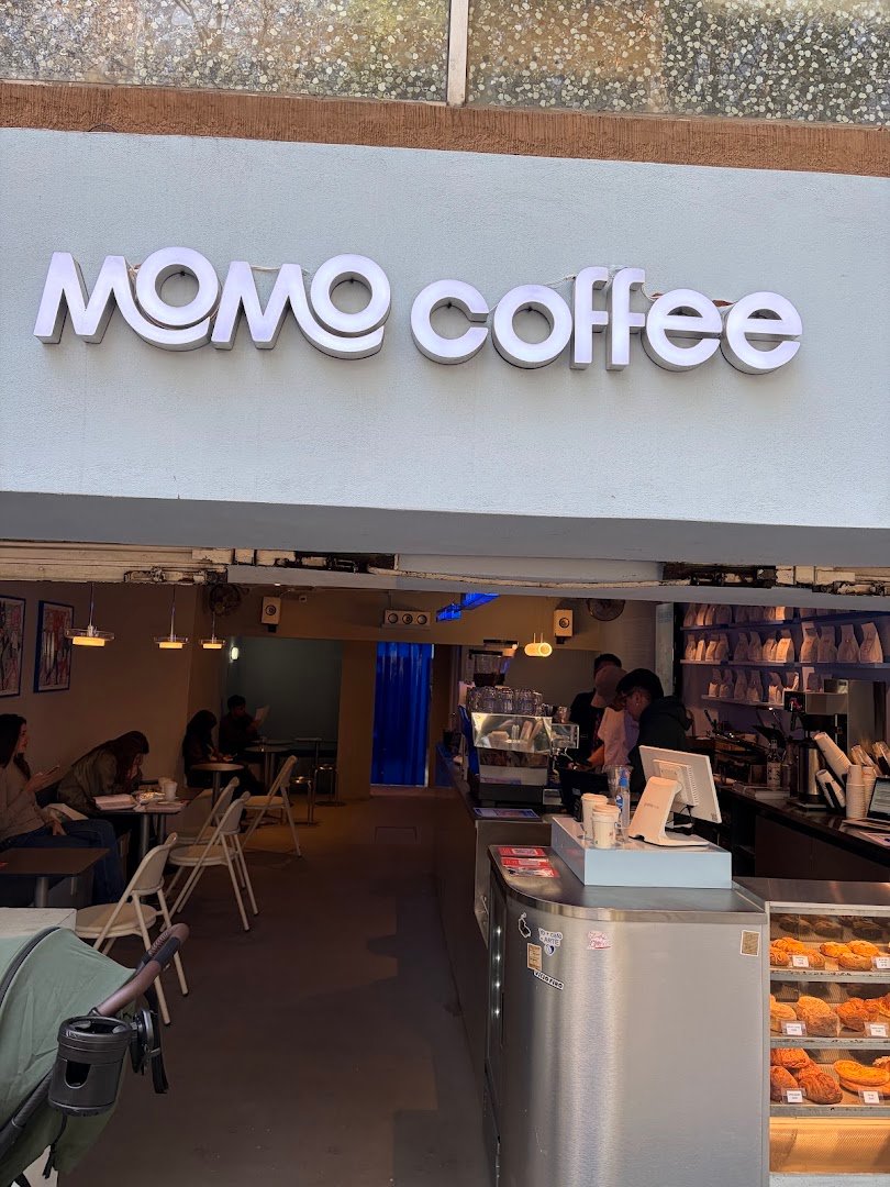Storefront of MOMO Coffee - Jardín de Arte, specialty coffee shop in Mexico City