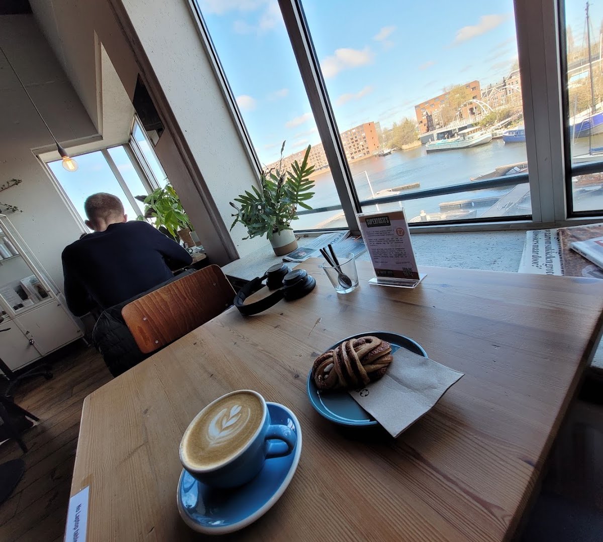 Barmhartig Koffie specialty coffee shop in Amsterdam - photo 4