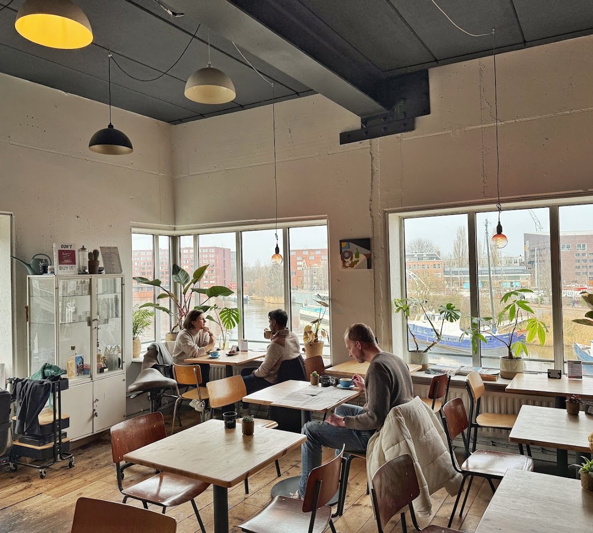 Barmhartig Koffie specialty coffee shop in Amsterdam - photo 5