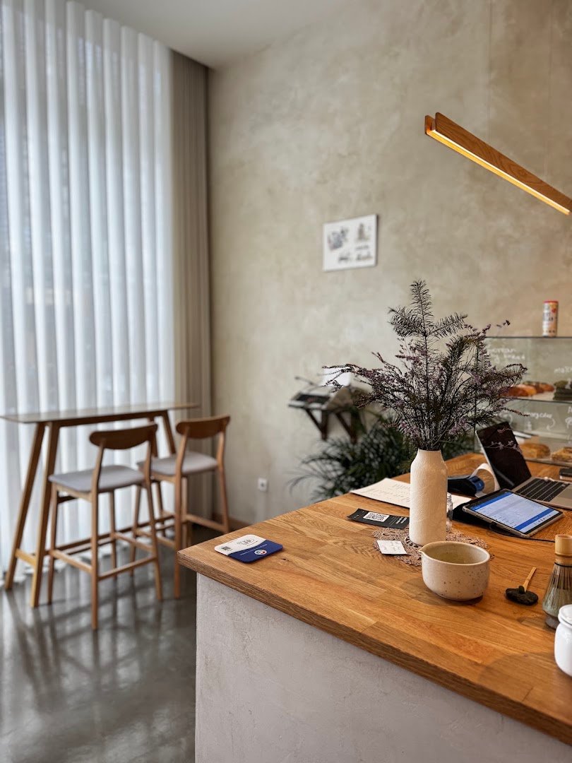 Interior of Kuji Coffee, specialty coffee shop in Porto