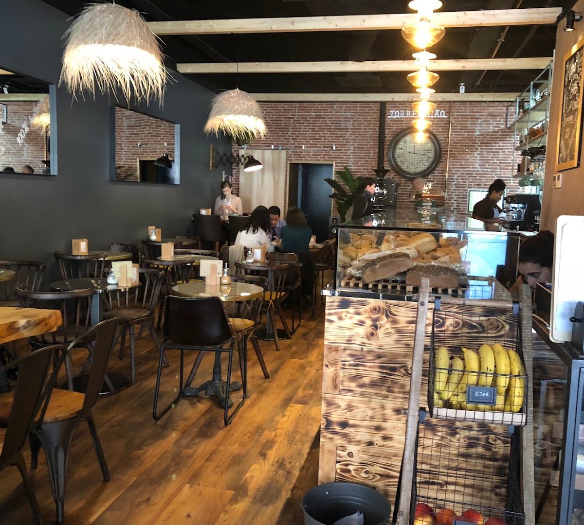 Interior of Simpli Coffee Braamcamp, specialty coffee shop in Lisbon