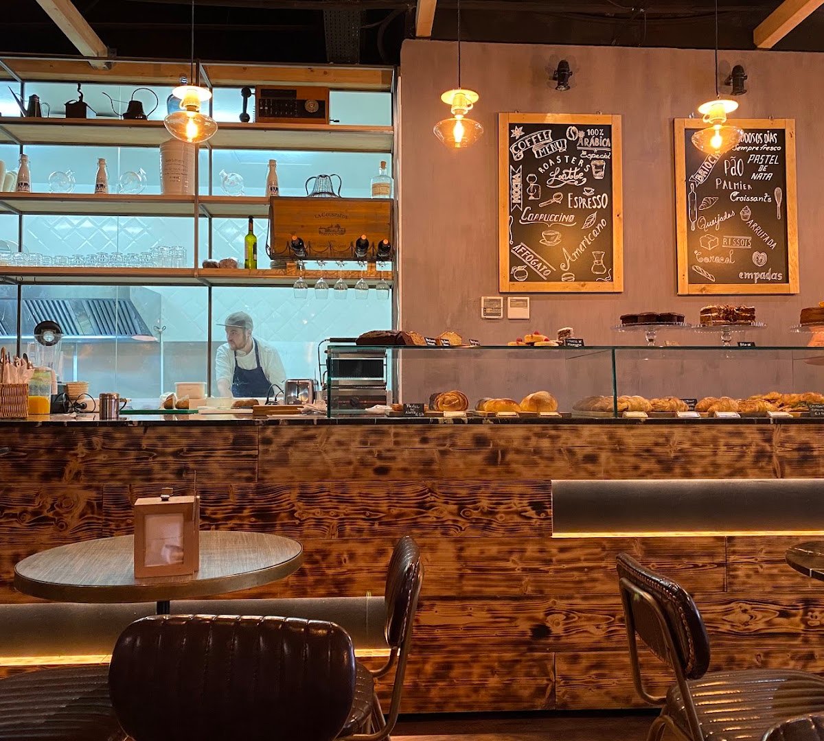 Interior of Simpli Coffee Braamcamp, specialty coffee shop in Lisbon