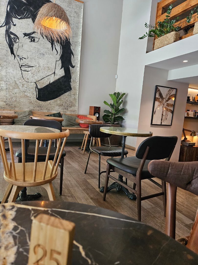 Interior of Simpli Coffee Braamcamp, specialty coffee shop in Lisbon