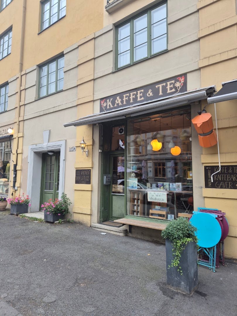 Storefront of Little Valkyrie Coffee and Tea House, specialty coffee shop in Oslo