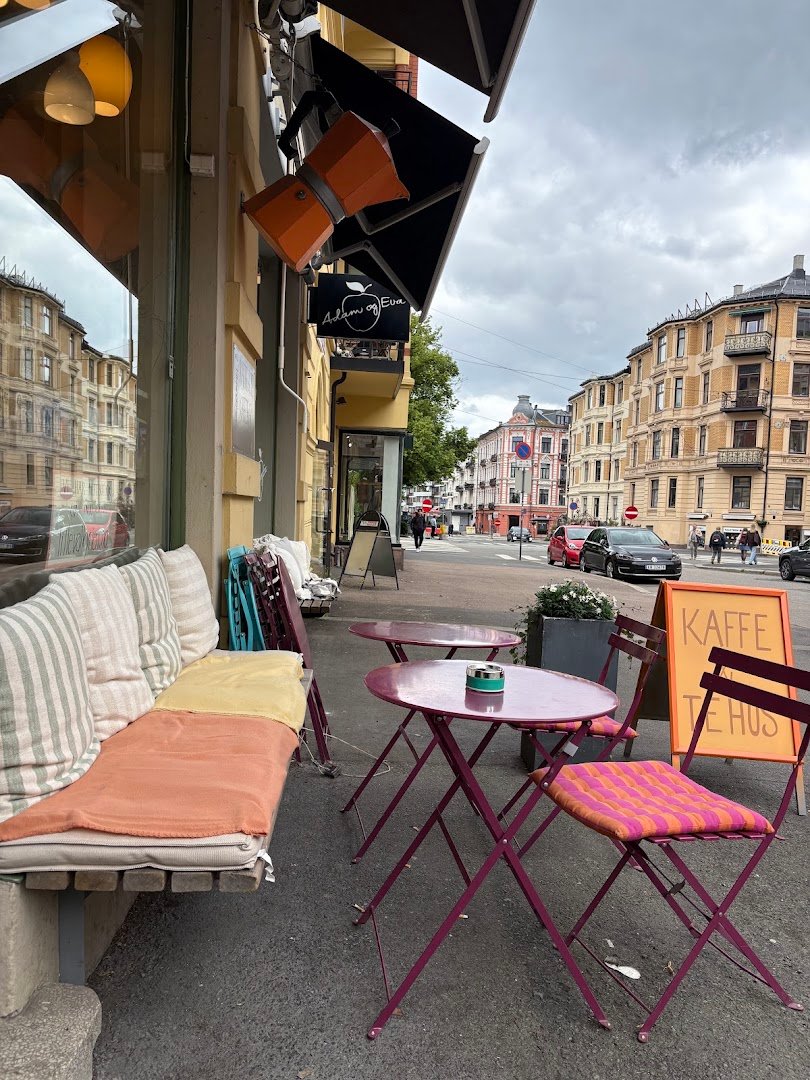 Storefront of Little Valkyrie Coffee and Tea House, specialty coffee shop in Oslo