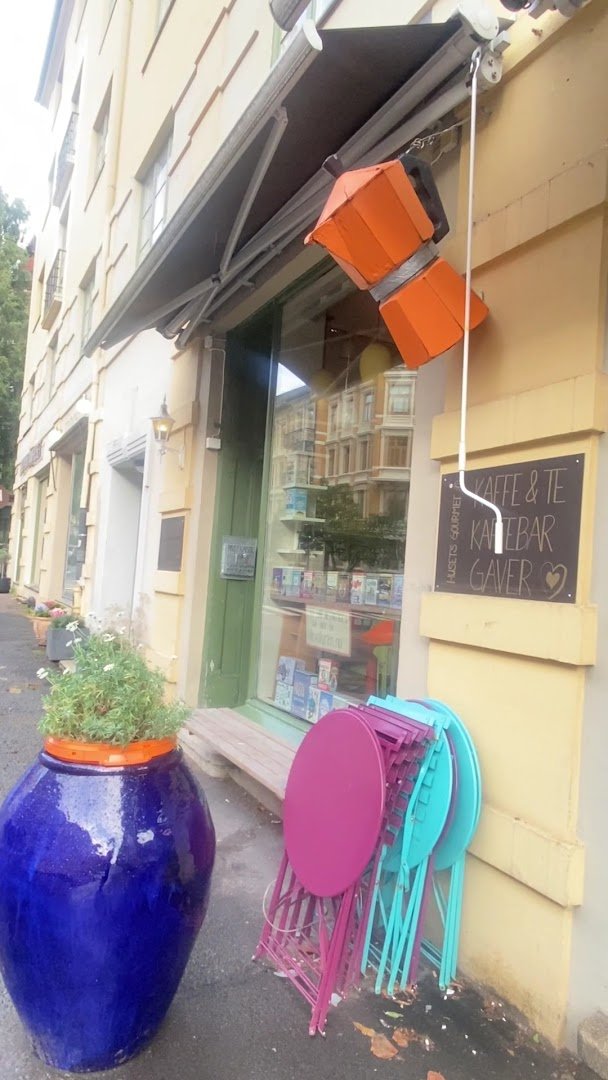 Storefront of Little Valkyrie Coffee and Tea House, specialty coffee shop in Oslo