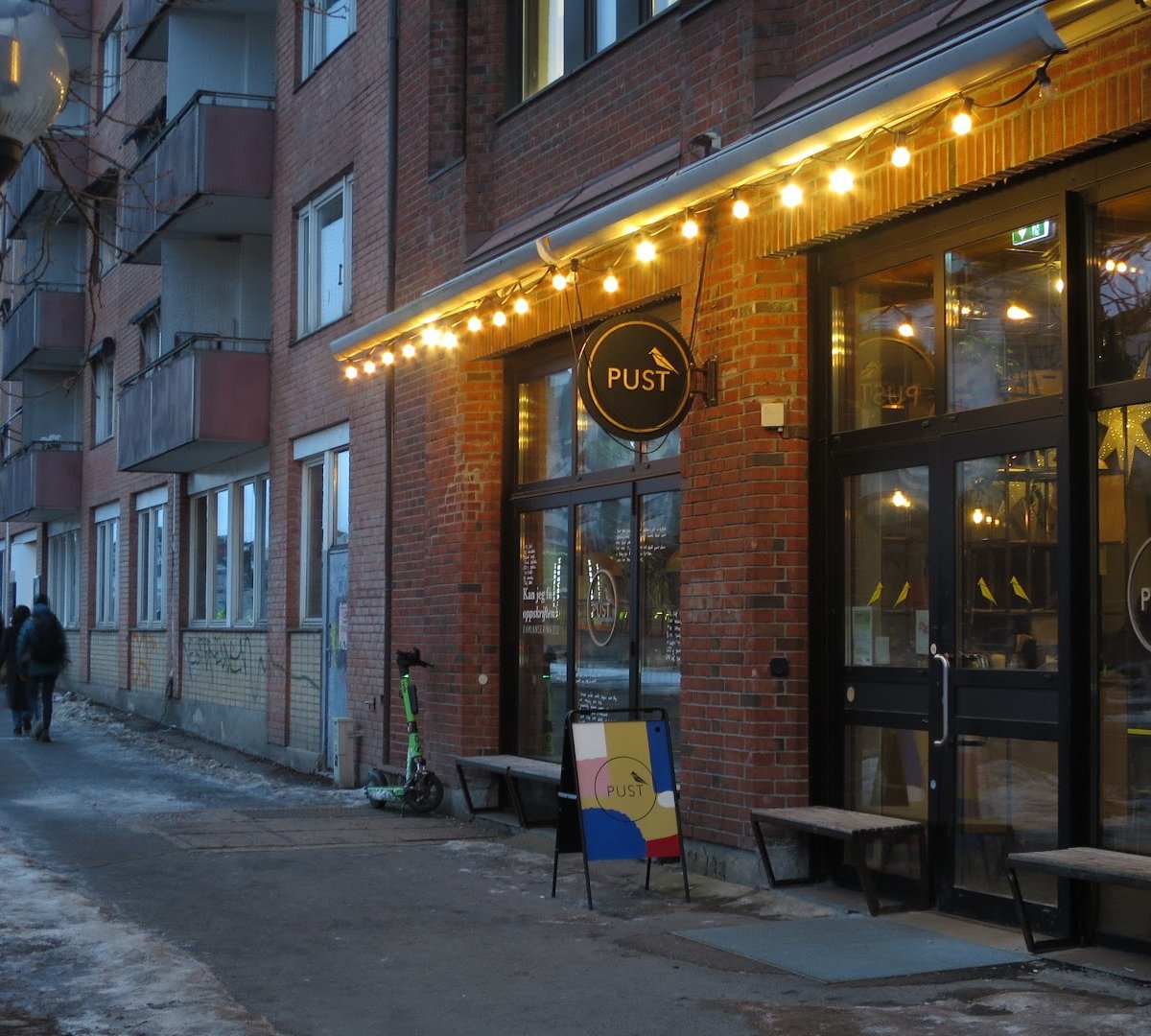 Storefront of Pust, specialty coffee shop in Oslo