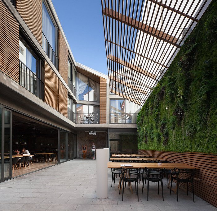 Storefront of 7g Roaster Apartments & Restaurant, specialty coffee shop in Porto