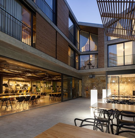 Storefront of 7g Roaster Apartments & Restaurant, specialty coffee shop in Porto