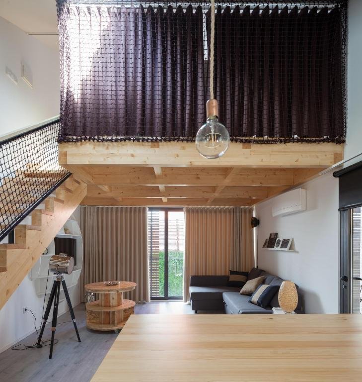 Interior of 7g Roaster Apartments & Restaurant, specialty coffee shop in Porto