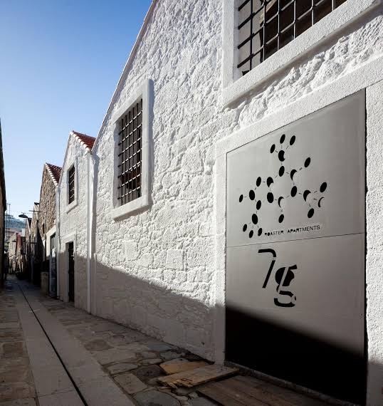 Storefront of 7g Roaster Apartments & Restaurant, specialty coffee shop in Porto