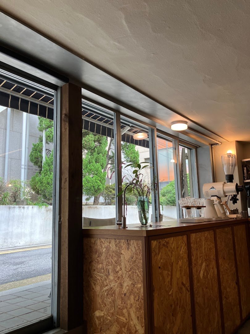 Interior of Small Batch Seoul, specialty coffee shop in Seoul