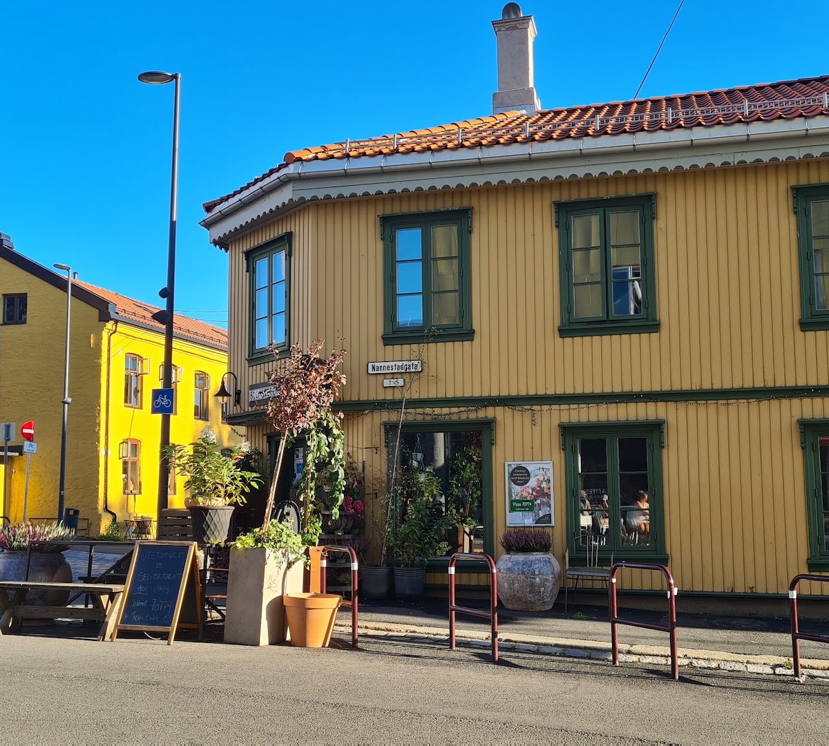 Storefront of Kampen Kaffe & Bar, specialty coffee shop in Oslo