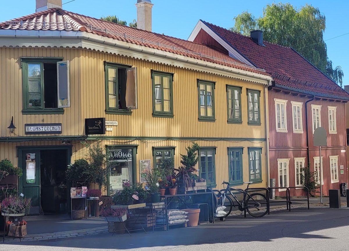 Storefront of Kampen Kaffe & Bar, specialty coffee shop in Oslo