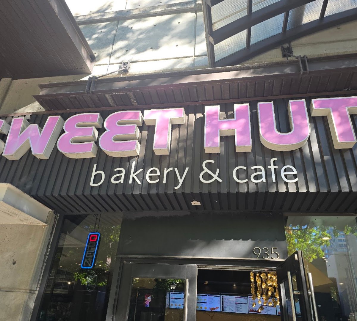 Sweet Hut Bakery & Cafe specialty coffee shop in Atlanta - photo 4