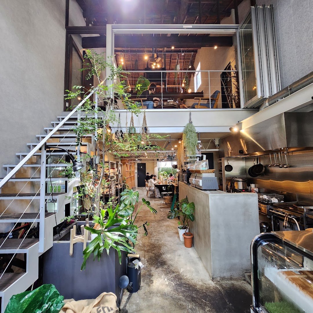 Interior of SHIMATONERIKO 路地裏 COFFEE ROASTER, specialty coffee shop in Osaka