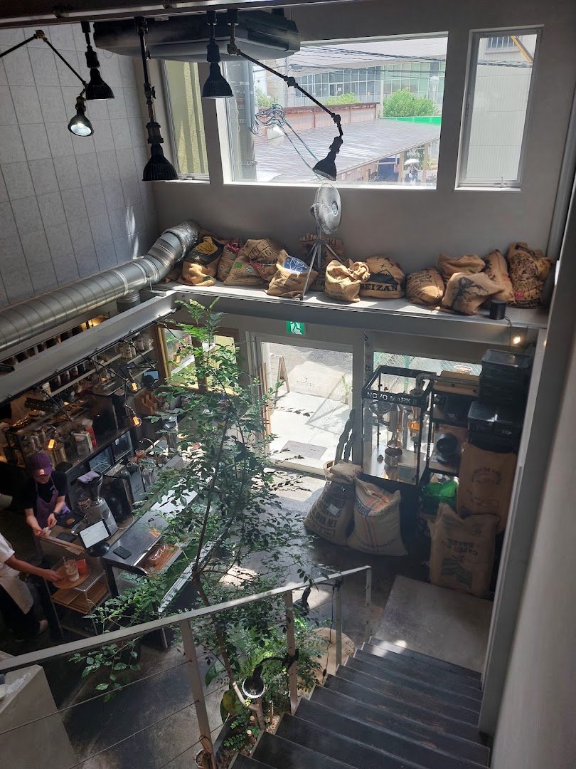 Interior of SHIMATONERIKO 路地裏 COFFEE ROASTER, specialty coffee shop in Osaka