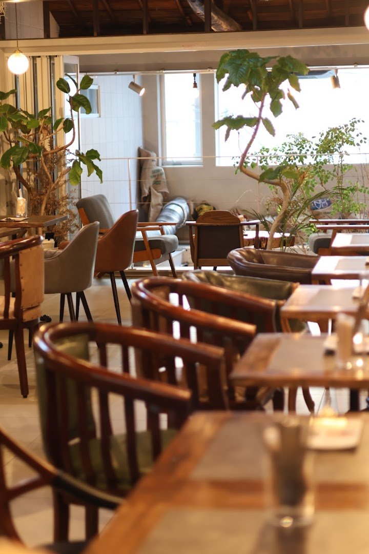 Interior of SHIMATONERIKO 路地裏 COFFEE ROASTER, specialty coffee shop in Osaka