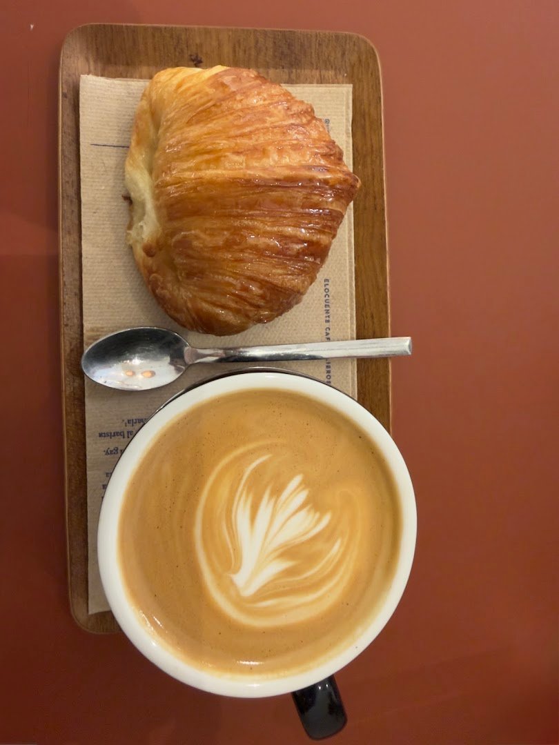 Elocuente Café & Libros specialty coffee shop in Barcelona - photo 2