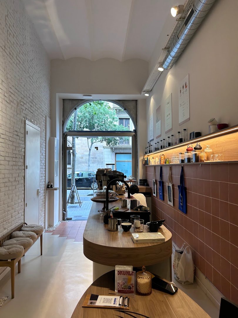 Elocuente Café & Libros specialty coffee shop in Barcelona - photo 3