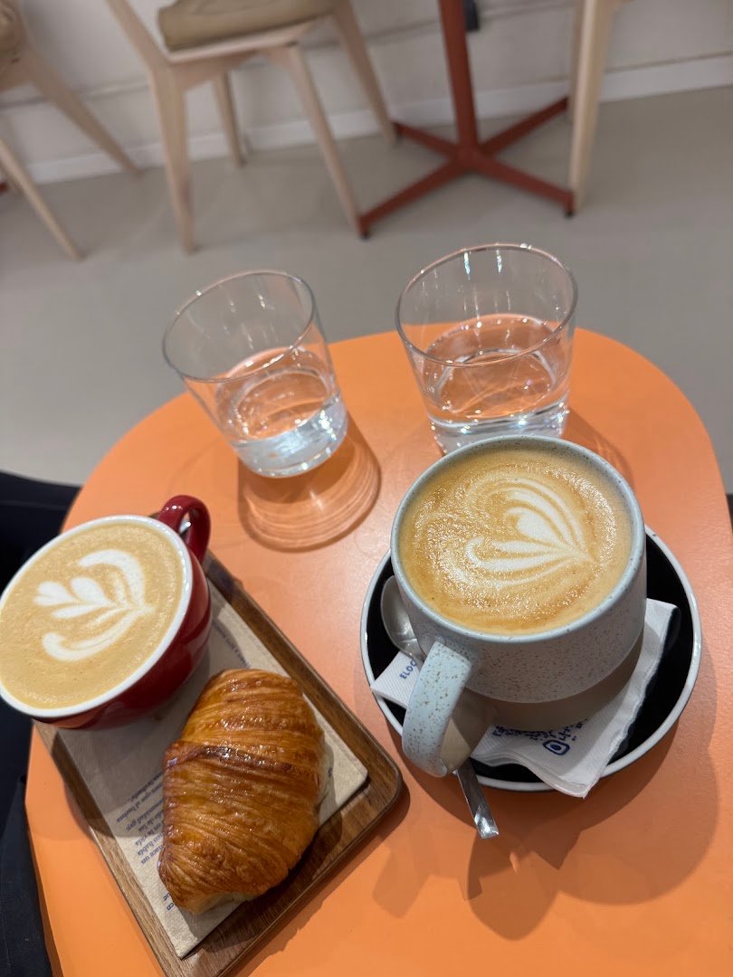 Elocuente Café & Libros specialty coffee shop in Barcelona - photo 5