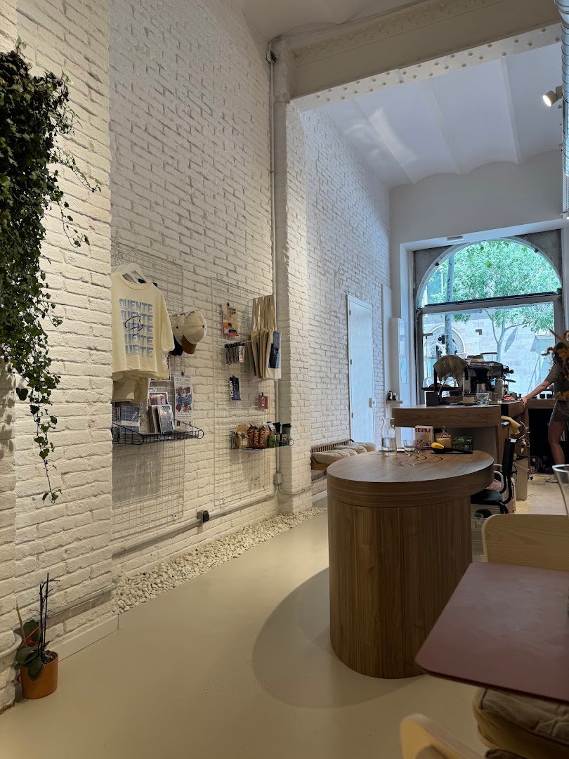 Elocuente Café & Libros specialty coffee shop in Barcelona - photo 6